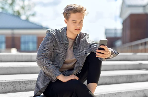 Έφηβος αγόρι χρησιμοποιώντας smartphone στην πόλη — Φωτογραφία Αρχείου