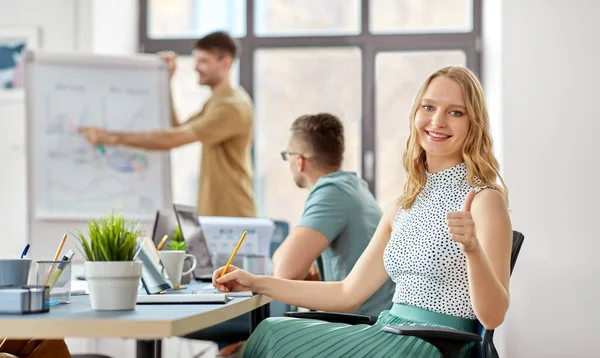 Sonriente mujer de negocios en conferencia de oficina — Foto de Stock