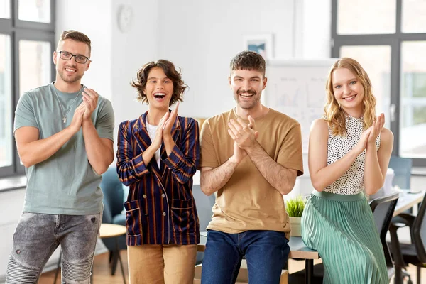 Glückliche Geschäftsleute applaudieren im Büro — Stockfoto