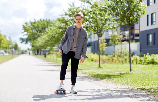 Έφηβος αγόρι στο skateboard στην πόλη δρόμο — Φωτογραφία Αρχείου