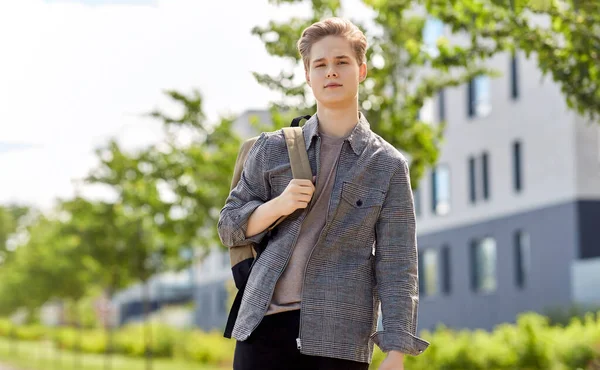 Έφηβος μαθητής αγόρι με σακίδιο στην πόλη — Φωτογραφία Αρχείου