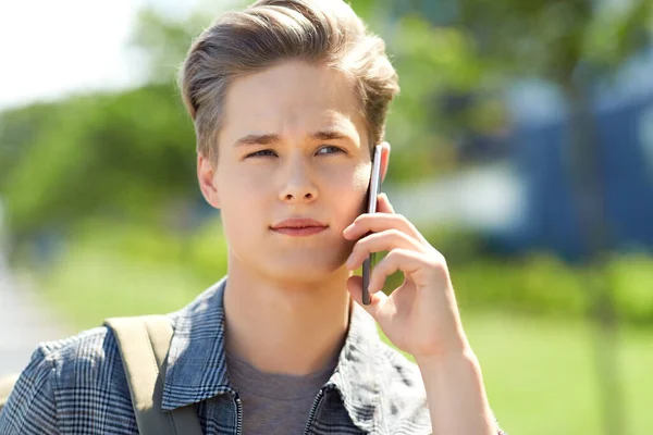 Tiener student jongen bellen op smartphone in de stad — Stockfoto