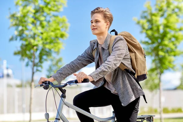 Giovane uomo in bicicletta sulla strada della città — Foto Stock