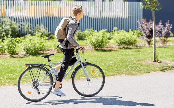 자전거를 타고 도시의 거리를 달리는 젊은이 — 스톡 사진
