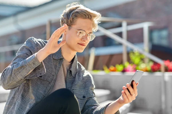 Хлопчик-підліток зі смартфоном має відеодзвінок — стокове фото