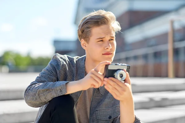 Νεαρός άνδρας με φωτογραφική μηχανή φωτογραφίζοντας στην πόλη — Φωτογραφία Αρχείου