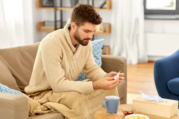 Ziek man meten temperatuur door thermometer — Stockfoto