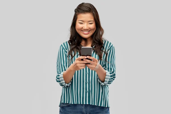 Feliz asiático mujer usando smartphone —  Fotos de Stock