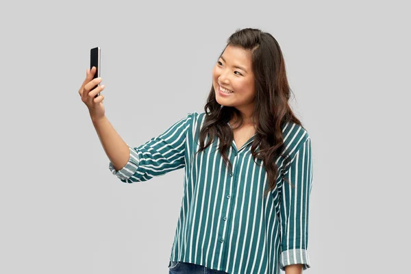 Sourire asiatique femme prendre selfie par smartphone — Photo