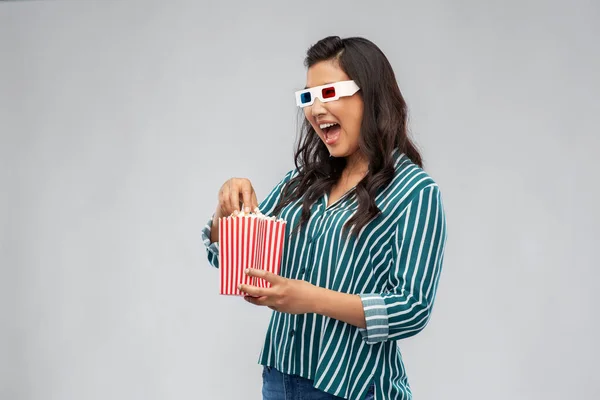 Aziatische vrouw in 3d film bril eten popcorn — Stockfoto