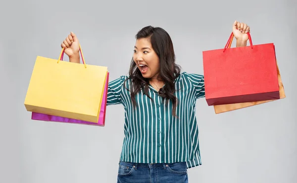 Šťastný asijské žena s nákupní tašky — Stock fotografie