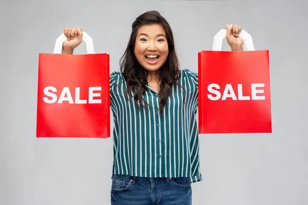 Feliz mulher asiática com sacos de compras — Fotografia de Stock