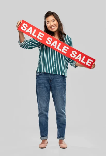 Feliz sonriente joven asiático mujer con venta banner — Foto de Stock