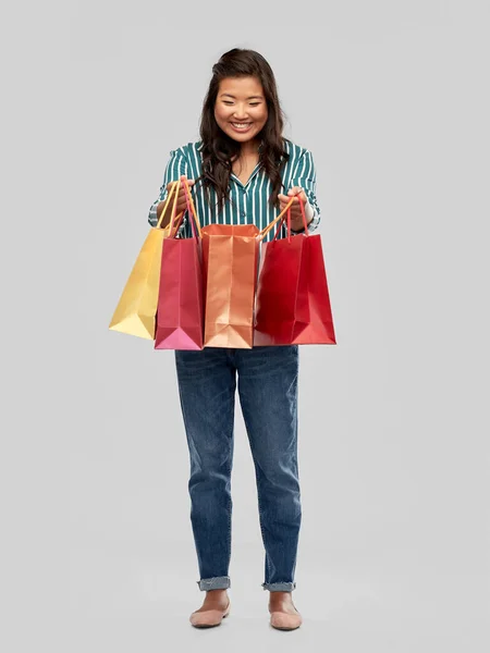 Mujer asiática feliz con bolsas de compras —  Fotos de Stock