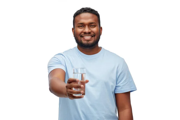 Gelukkig Afrikaans amerikaanse man met glas water — Stockfoto