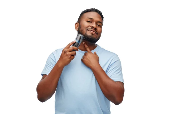 面带微笑的非洲男人，带着修剪器刮胡子 — 图库照片