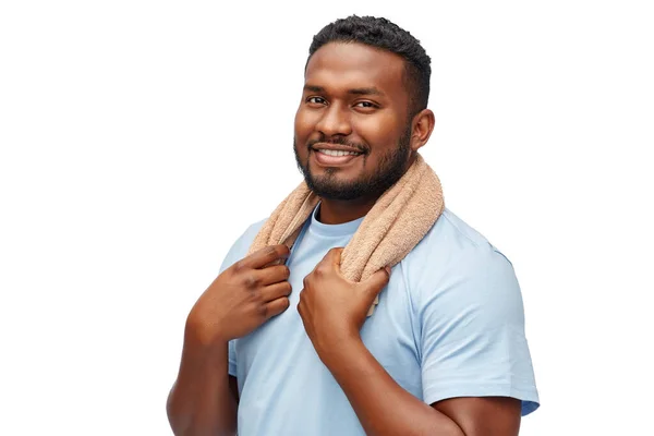 Uomo africano sorridente con asciugamano da bagno — Foto Stock