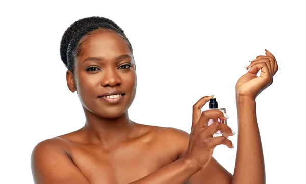 Junge afrikanisch-amerikanische Frau mit Parfüm — Stockfoto