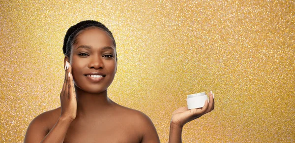 Lächelnde Afroamerikanerin mit Feuchtigkeitscreme — Stockfoto