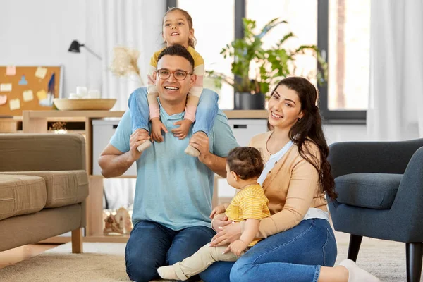 Портрет счастливой семьи, сидящей дома на диване — стоковое фото