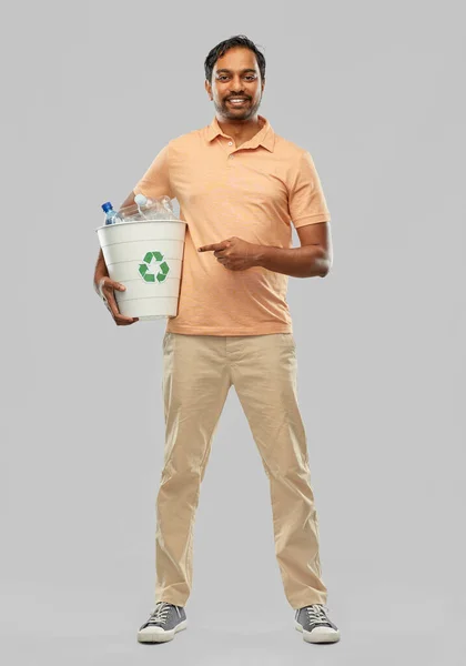 Souriant jeune homme indien tri déchets plastiques — Photo