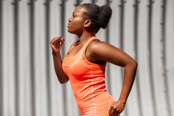 Giovane donna afroamericana che corre in galleria — Foto Stock