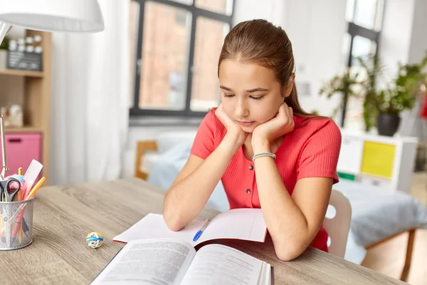 Estudiante adolescente leyendo libro en casa —  Fotos de Stock