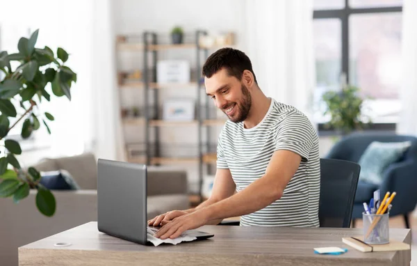 Człowiek czyszczenie laptopa z mokre chusteczki w domu biuro — Zdjęcie stockowe