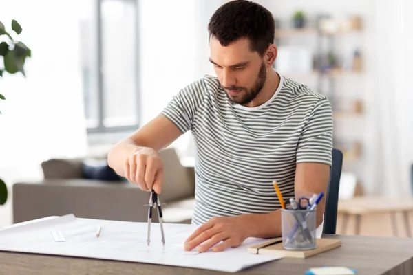 Architekt mit Bauplan arbeitet im Homeoffice — Stockfoto