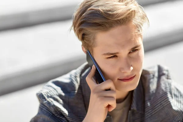 Nastolatek chłopiec dzwoni na smartfon na zewnątrz — Zdjęcie stockowe