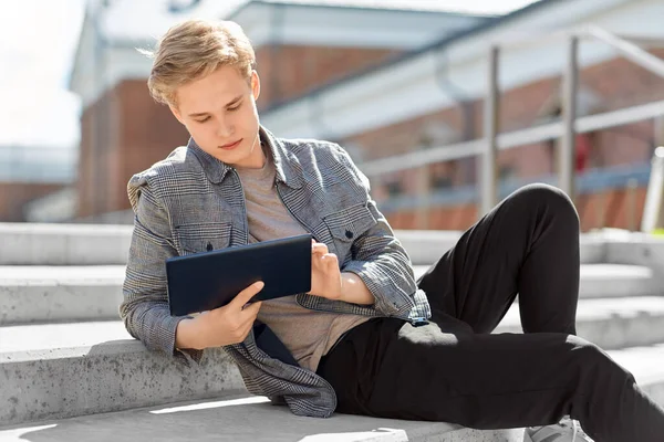 Jong landhuis tiener jongen met tablet pc in de stad — Stockfoto