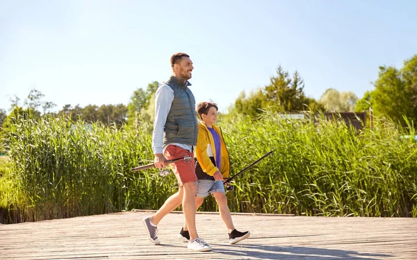 Felice sorridente padre e figlio pesca sul fiume — Foto Stock