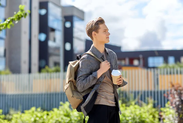 在城市，背着背包喝咖啡的年轻人 — 图库照片