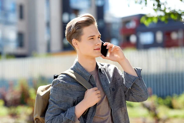 Хлопчик-підліток телефонує на смартфон у місті — стокове фото