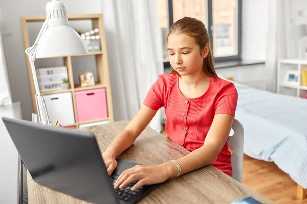 Student girl with laptop computer learning at home — Stock Photo, Image