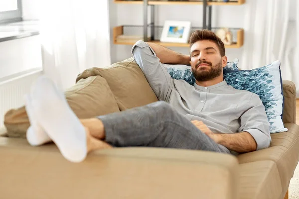 Giovane che dorme sul divano di casa — Foto Stock