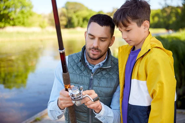 Vader en zoon vissen op de rivier — Stockfoto