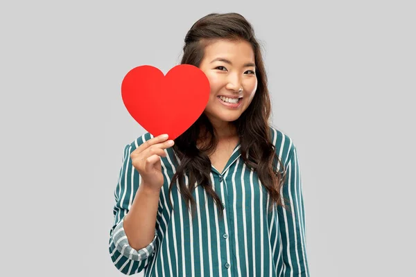 Szczęśliwy Azji kobieta z czerwonym sercem — Zdjęcie stockowe