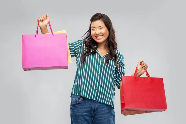 Felice donna asiatica con borse della spesa — Foto Stock