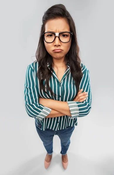 Δυσαρεστημένη Ασιάτισσα μαθήτρια με γυαλιά. — Φωτογραφία Αρχείου