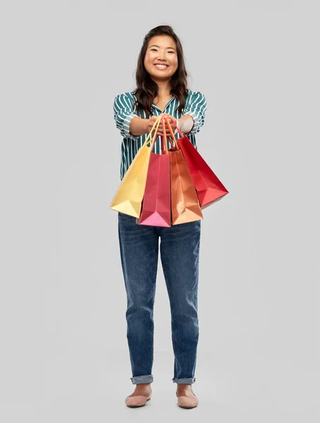 Mujer asiática feliz con bolsas de compras — Foto de Stock
