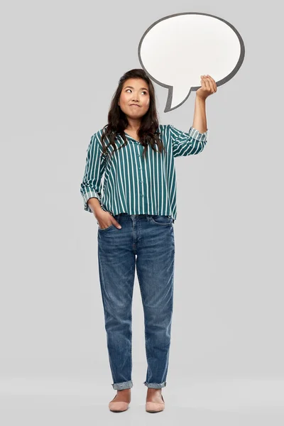 Confuso asiático mulher segurando discurso bolha — Fotografia de Stock