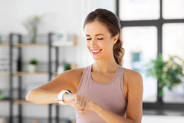 Frau mit Smartwatch trainiert zu Hause — Stockfoto