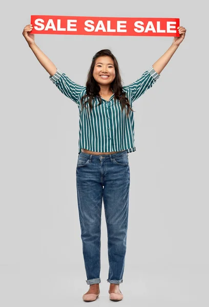 Gelukkig glimlachen jong aziatisch vrouw met verkoop banner — Stockfoto