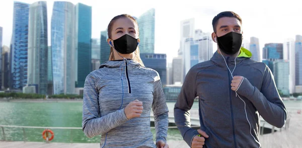シンガポールのマスクジョギングで — ストック写真