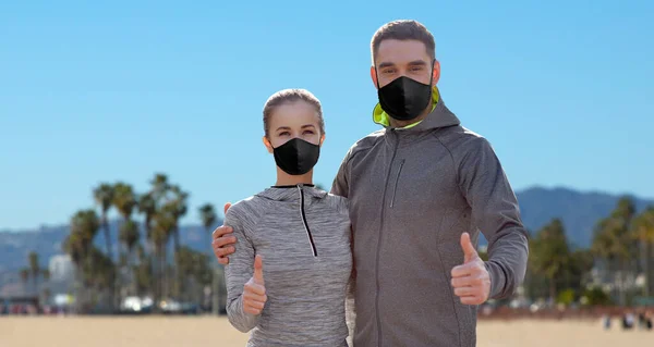 仮面とスポーツウェアを身につけたカップルが — ストック写真