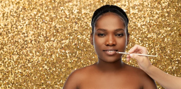 Tvář africké ženy a ruku s make-up kartáč — Stock fotografie