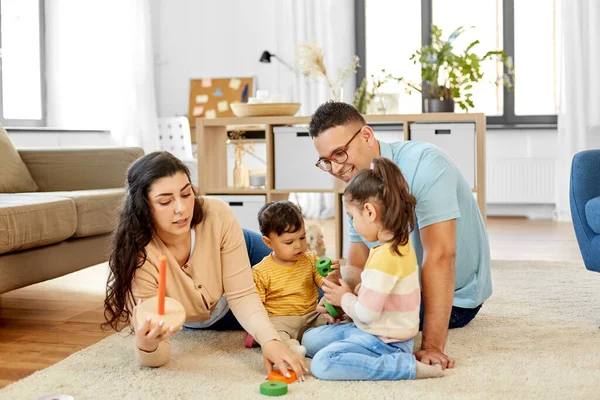 Щаслива сім'я грає з іграшкою піраміди вдома — стокове фото