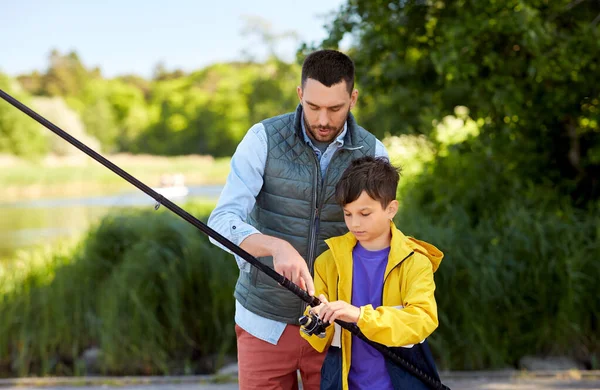 Pai e filho pesca no rio — Fotografia de Stock