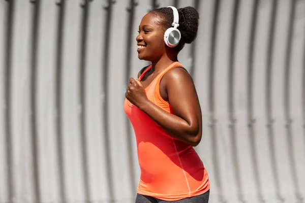 Heureux afro-américaine femme courir à l'extérieur — Photo